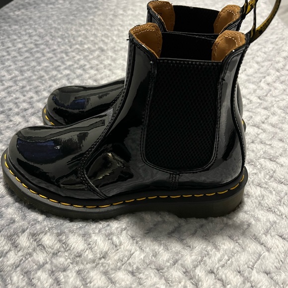 Dr. Martens Women's 2976 Chelsea Boot - Picture 3 of 7
